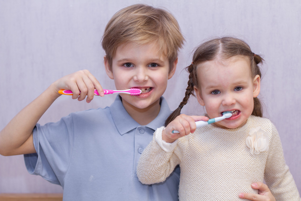 diş fırçalayan iki çocuk